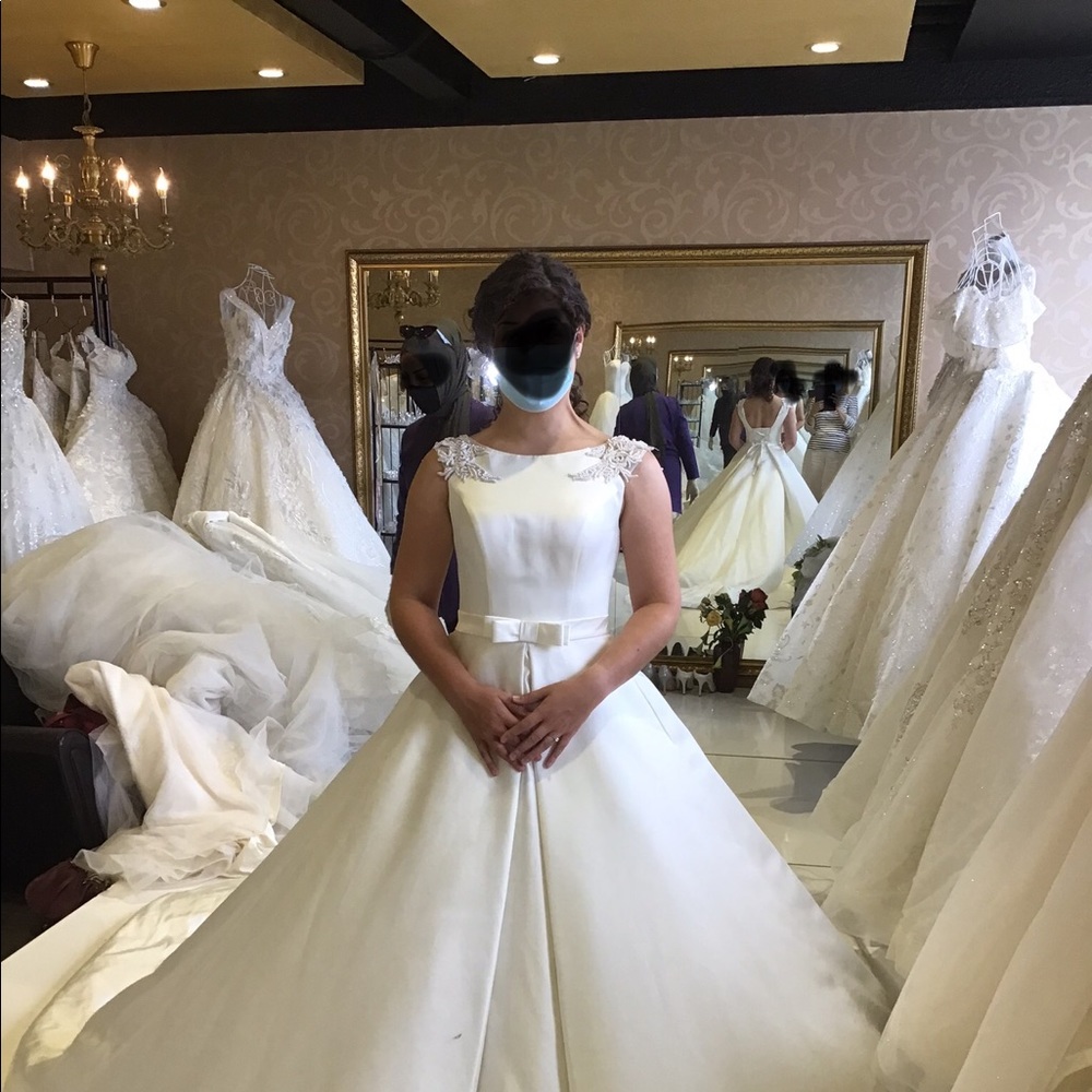 Bride's dress with pearled veil
